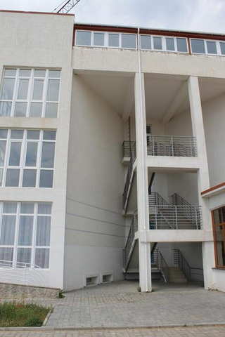 Купить 1 комнатную квартиру 90 кв м по Черноморской набережной в Феодосии.