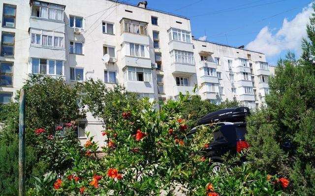 Купить 3 комнатную квартиру 69 кв м по пер Солнечный в городе Судак.