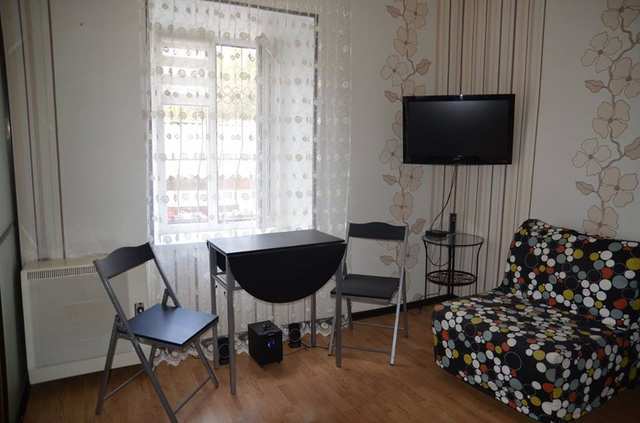 Купить 1 комнатную квартиру 28 кв м по ул Адмиральский бульвар в Феодосии.