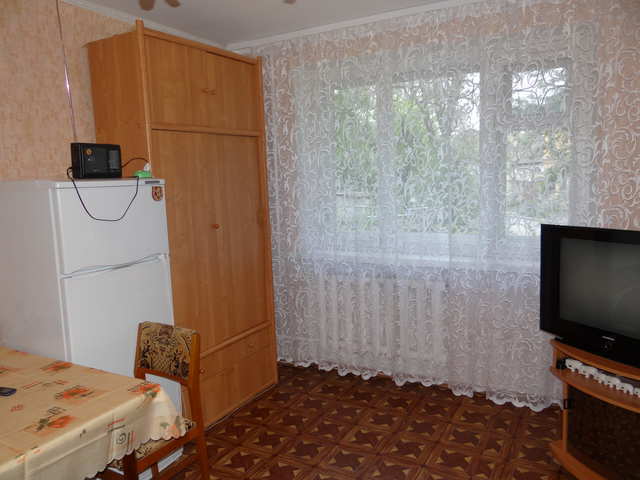 Купить 2 комнатную квартиру 37 кв м по ул Коробкова в Феодосии.